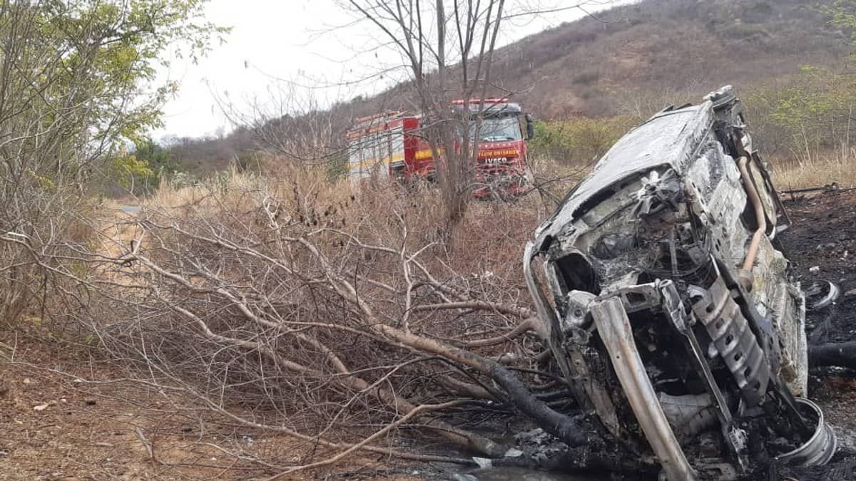 Carro pega fogo após capotar em rodovia no Norte de Minas