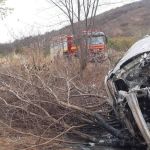 Carro pega fogo após capotar em rodovia no Norte de Minas