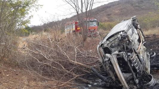 Carro foi consumido pelas chamas