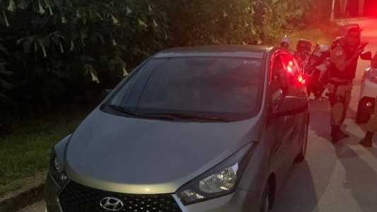 Carro foi encontrado pela Polícia Militar