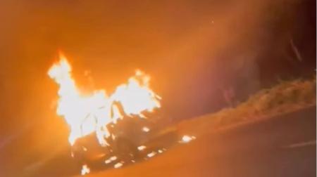 Carro foi flagrado em chamas por populares no Anel Rodoviário