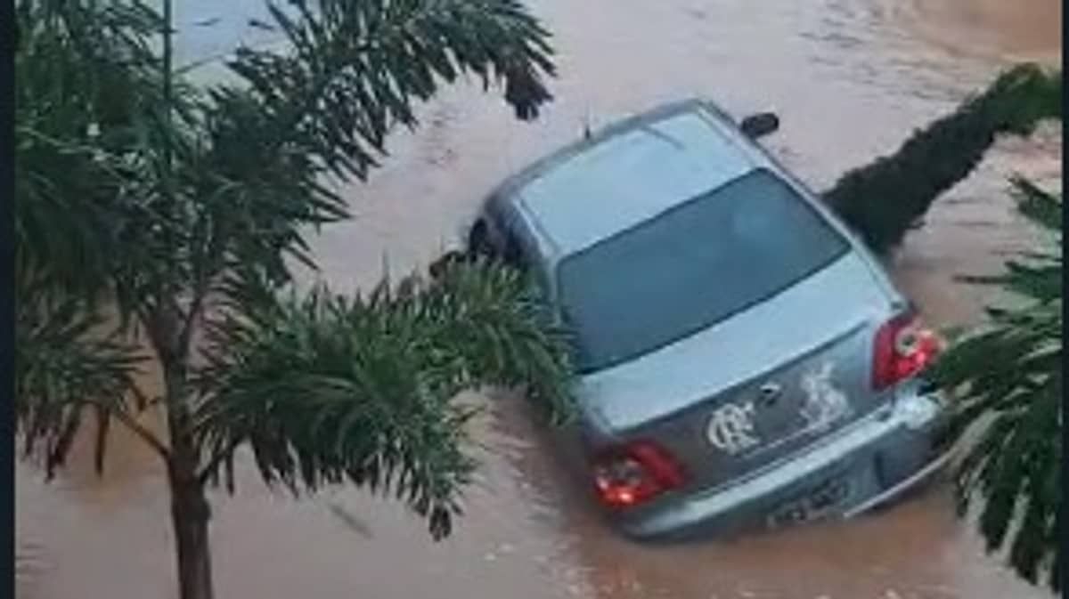 Vídeo: carro é levado pela enxurrada e homem se arrisca para salvar passageiros na Zona da Mata