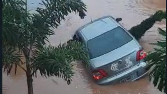 Carro foi levado pela enxurrada