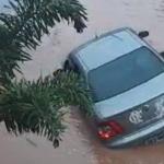 Vídeo: carro é levado pela enxurrada e homem se arrisca para salvar passageiros na Zona da Mata
