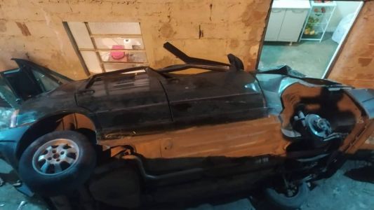 Carro foi parar na porta da cozinha do imóvel