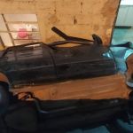 Carro capota, cai em barranco de 7 metros e invade casa na Grande BH