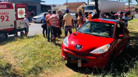 Carro foi parar no canteiro central da avenida