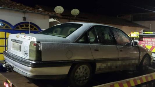 Carro foi recolhido
