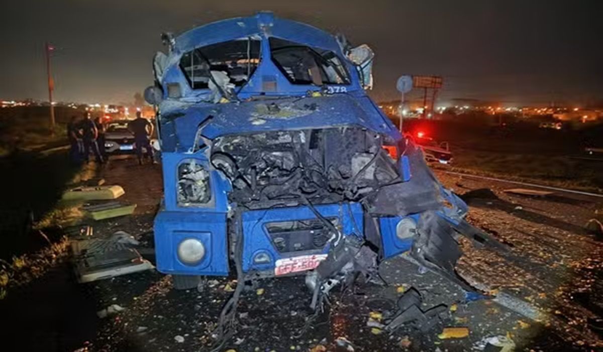 Vídeo: criminosos armados com fuzis explodem dois carros-fortes em rodovia de SP