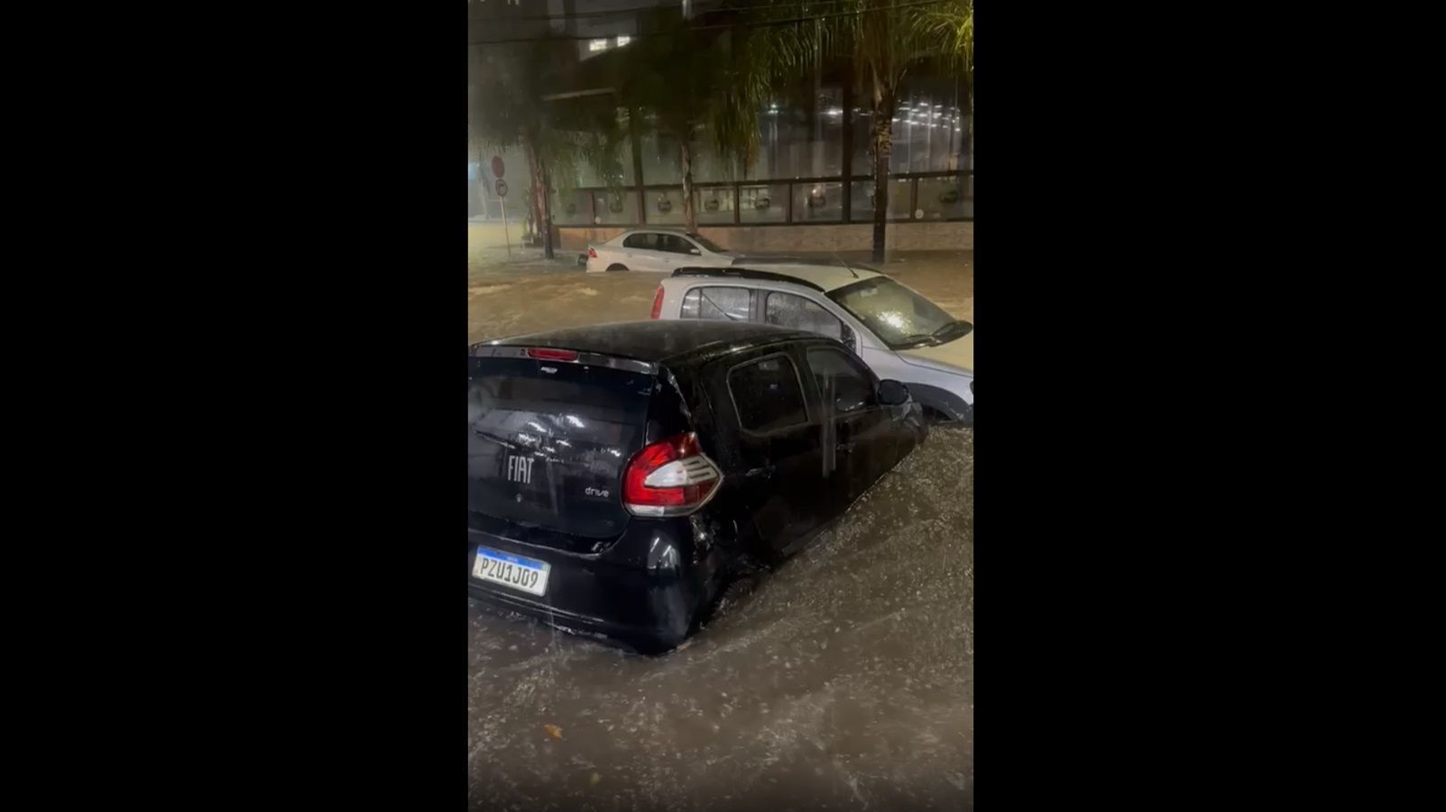 Vídeo: chuva em BH faz carro boiar e fotógrafo 'segura veículo na mão'