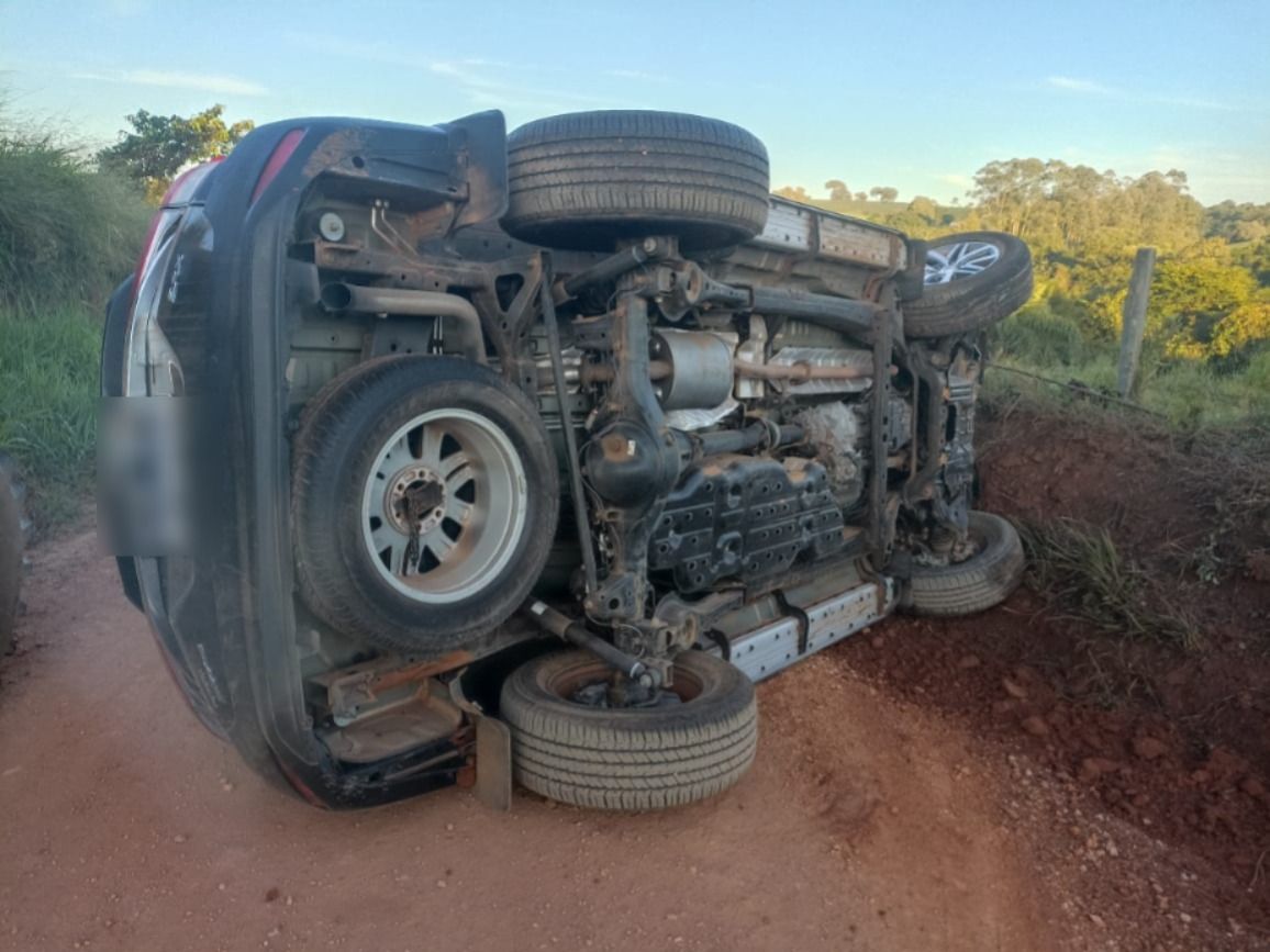 Novo Cangaço em Guaxupé: carro capota, e polícia procura bandidos em mata