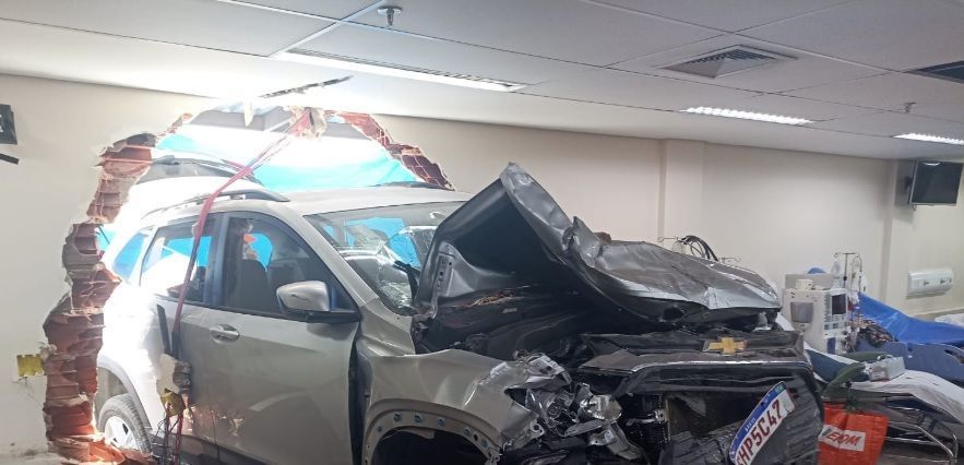 Duas pessoas ficam feridas em acidente no Hospital Márcio Cunha, em Ipatinga