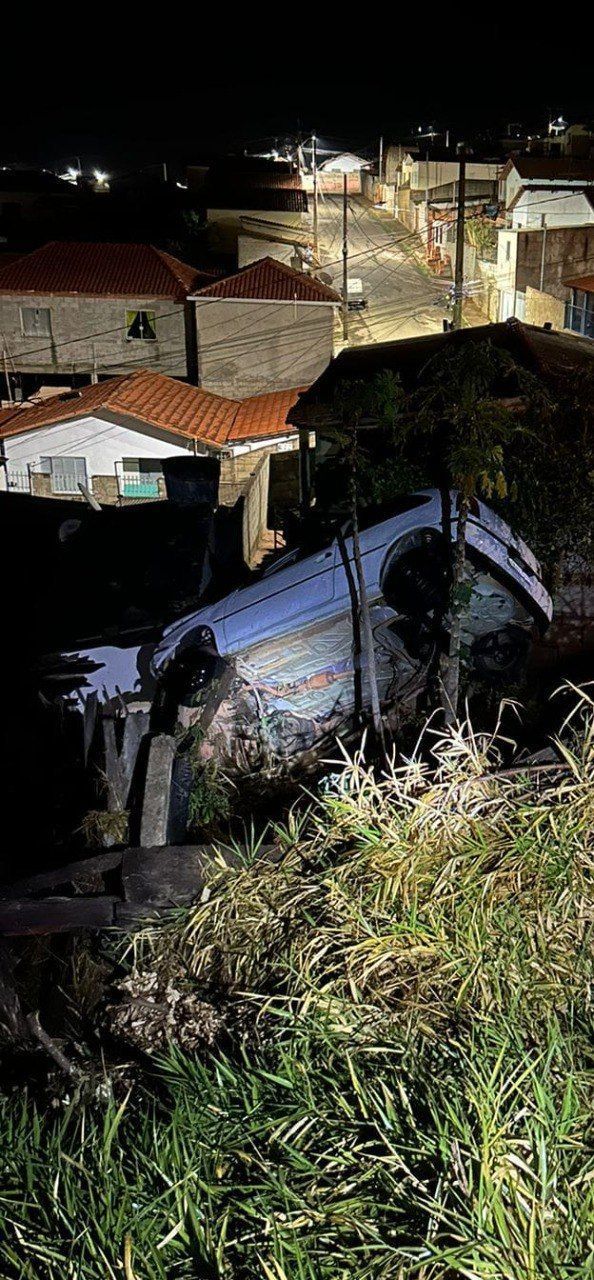 Motorista perde controle de carro e cai com veículo dentro de casas, no interior de MG