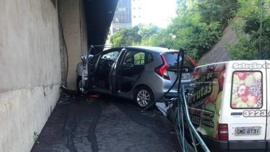 Carro invadiu a rampa de acesso ao mercado