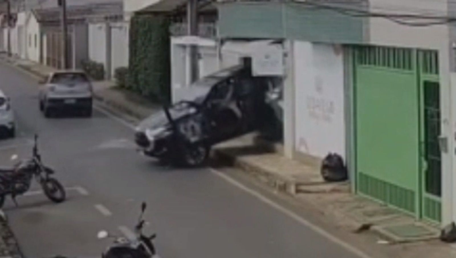 Vídeo: caminhonete desgovernada invade loja de roupas em MG e destrói vidraça