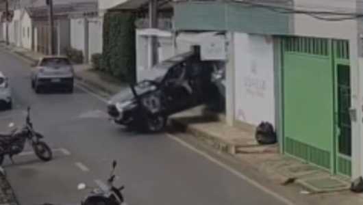 Foto mostra caminhonete que invadiu loja em Paracatu (MG)