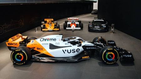Carro mescla pintura de três conquistas da McLaren