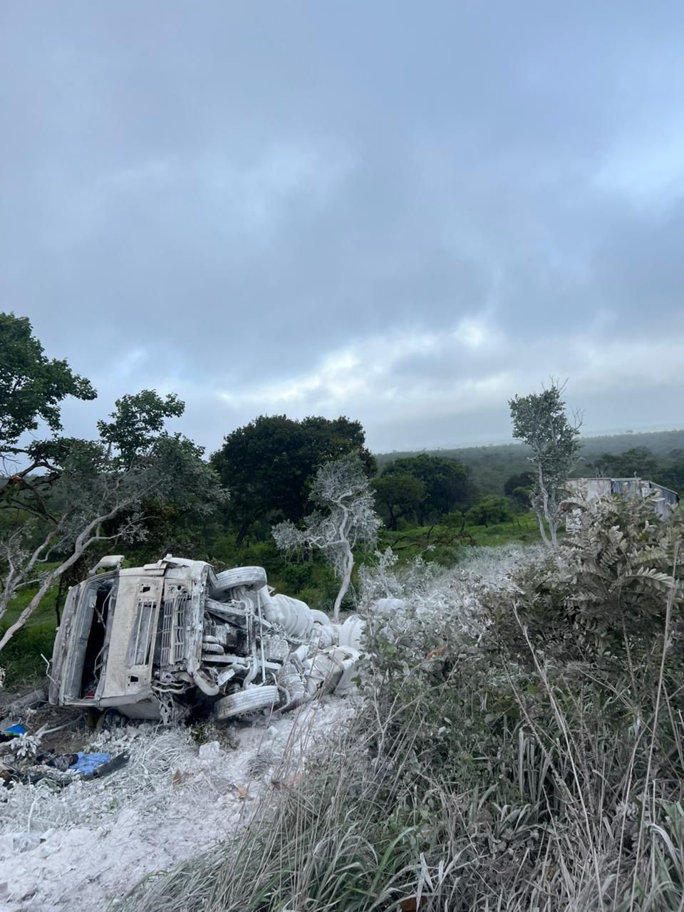 Motorista fica gravemente ferido após capotamento de carreta na BR-251