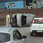 Carro capota e complica trânsito na BR-381 em Contagem, na Grande BH
