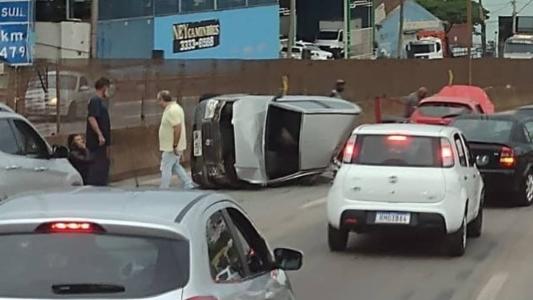 Carro ocupa faixa da esquerda no sentido São Paulo