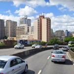 BH: mulher é gravemente ferida por bloco de concreto que atravessou teto solar de carro