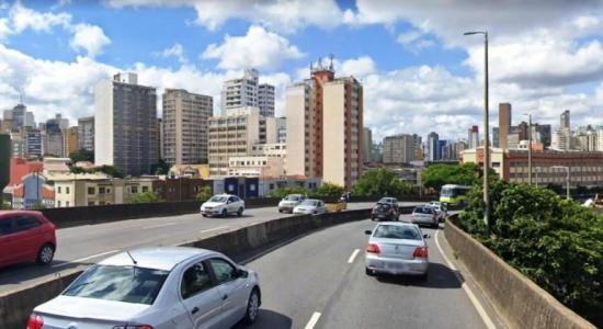 Carro passava pelo complexo de viadutos quando um bloco de concreto caiu sobre o carro
