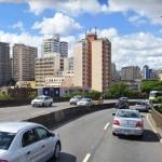 BH: mulher é gravemente ferida por bloco de concreto que atravessou teto solar de carro