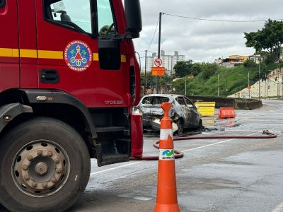 Foto mostra veículo incendiado em Belo Horizonte