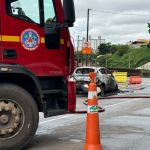 Carro pega fogo após possível pane elétrica em avenida movimentada de BH