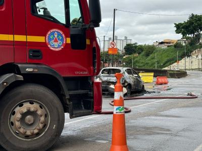 Foto mostra veículo incendiado em Belo Horizonte