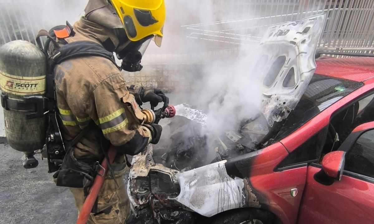 Carro pega fogo e interdita trânsito em Juiz de Fora