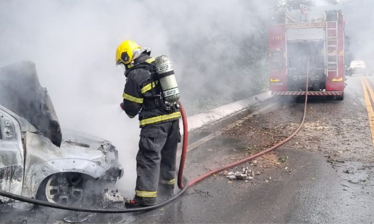 Carro pega fogo após rodar na pista entre São João del-Rei e Ritápolis