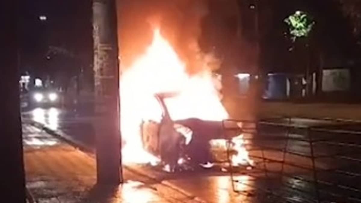 Carro pega fogo na região Nordeste de Belo Horizonte após bater em poste