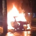 Carro pega fogo na região Nordeste de Belo Horizonte após bater em poste