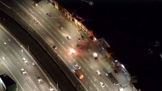 Carro pega fogo na avenida Cristiano Machado