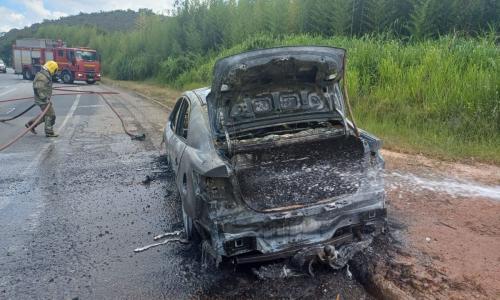 Carro pega fogo na BR-040 em Santos Dumont, na Zona da Mata