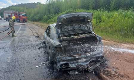Carro pega fogo na BR-040 em Santos Dumont, na Zona da Mata