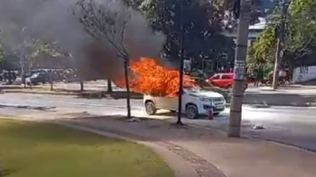 Carro pega fogo e interdita avenida Barão Homem de Melo, em BH
