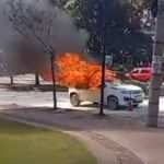 Carro pega fogo e interdita avenida Barão Homem de Melo, em BH