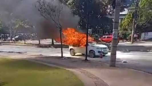 Carro pega fogo no Anel Rodoviário
