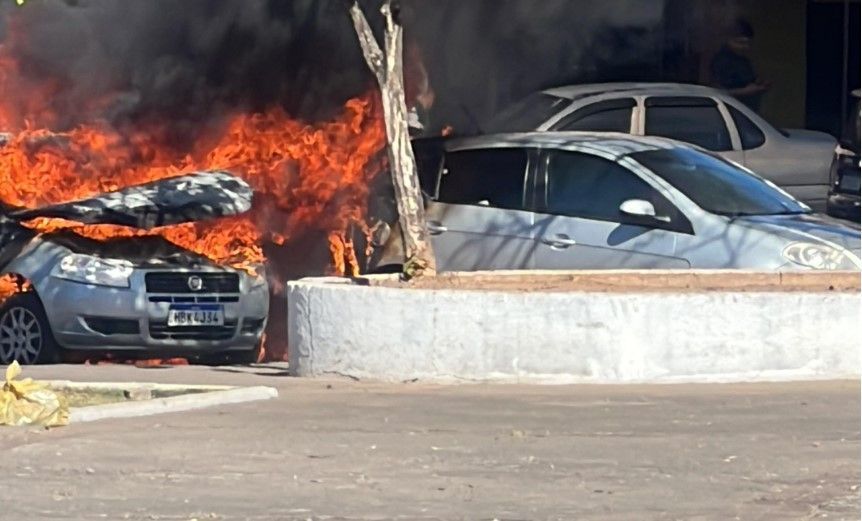 Carro pega fogo e chamas atingem outro veículo em Coronel Fabriciano
