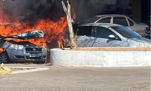 Carro pega fogo e chamas atingem outro veículo em Coronel fabriciano, no Vale do Aço