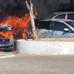 Carro pega fogo e chamas atingem outro veículo em Coronel Fabriciano
