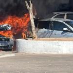 Carro pega fogo e chamas atingem outro veículo em Coronel Fabriciano