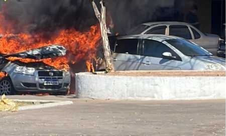 Carro pega fogo e chamas atingem outro veículo em Coronel fabriciano, no Vale do Aço