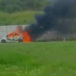 Carro pega fogo no Anel Rodoviário de Belo Horizonte