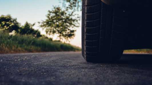 Foto mostra pneu de carro em estrada