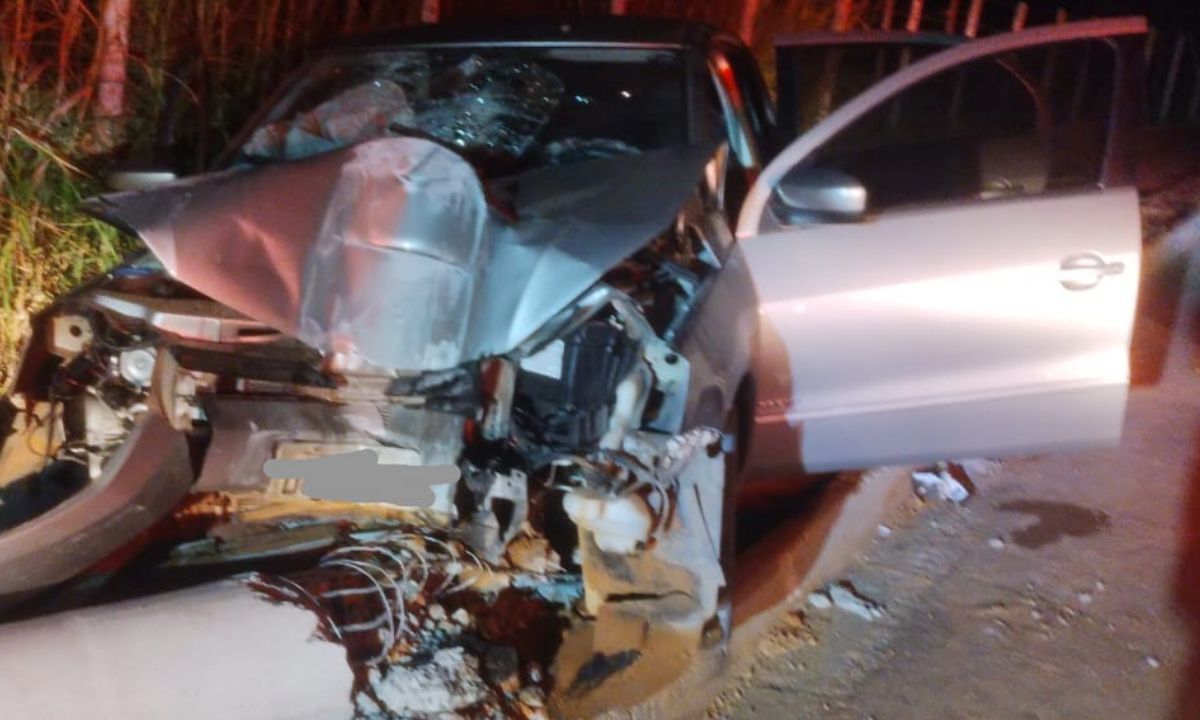 Carro bate em poste e deixa quatro feridos em Juiz de Fora