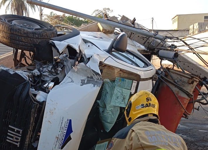 Motorista fica ferido após bater carro em poste e capotar em Conselheiro Lafaiete