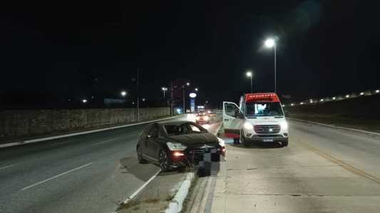 Carro quase caiu na Lagoa da Pampulha, em Belo Horizonte